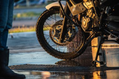 Motosikletli Oto Yıkama Motorsikletli Büyük Bisiklet Temizleme Köpük enjeksiyonlu. Daha temiz olsun. Gün batımında Moto Yıkama