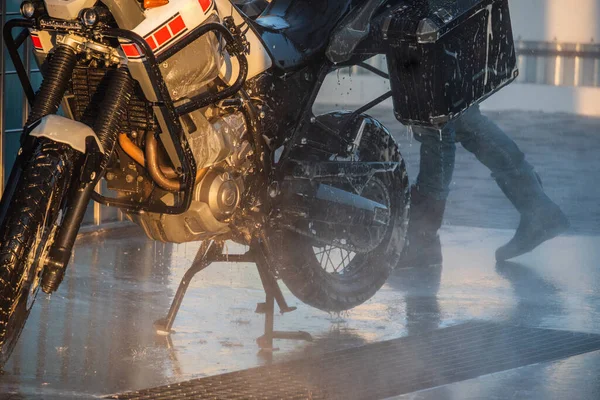 Motorcycle Car Wash Motorcycle Big Bike Membersihkan Dengan Injeksi Busa — Stok Foto