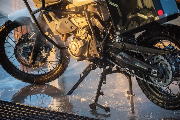 Motocicleta Lavagem Carro Motocicleta Big Bike Limpeza Com Injeção Espuma — Fotografia de Stock