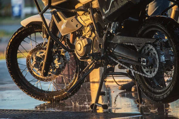 Motorcycle Car Wash Motorcycle Big Bike Membersihkan Dengan Injeksi Busa — Stok Foto