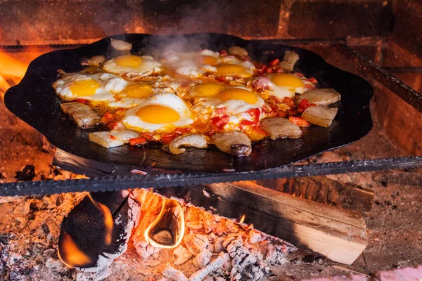 Vejce Smaží Ohni Ulici Smažená Vejce Slaninou Talíř Spoustou Smažených — Stock fotografie