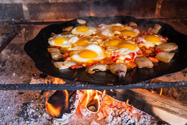 Vejce Smaží Ohni Ulici Smažená Vejce Slaninou Talíř Spoustou Smažených — Stock fotografie