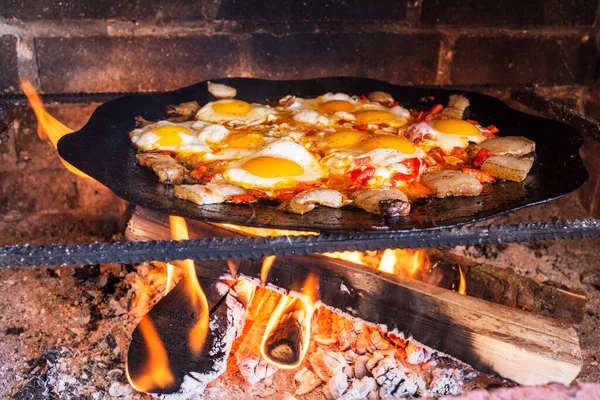 Vejce Smaží Ohni Ulici Smažená Vejce Slaninou Talíř Spoustou Smažených — Stock fotografie