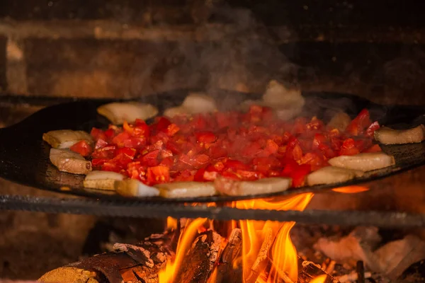 Banha Tomates Fogo Fatias Bacon Tomate São Fritas Uma Frigideira — Fotografia de Stock