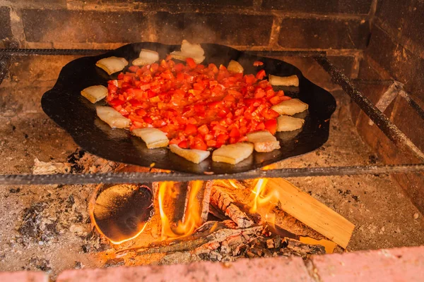 라드랑 토마토가 불타고 베이컨 토마토 조각을 불위에 크레이울 튀긴다 베이컨 — 스톡 사진