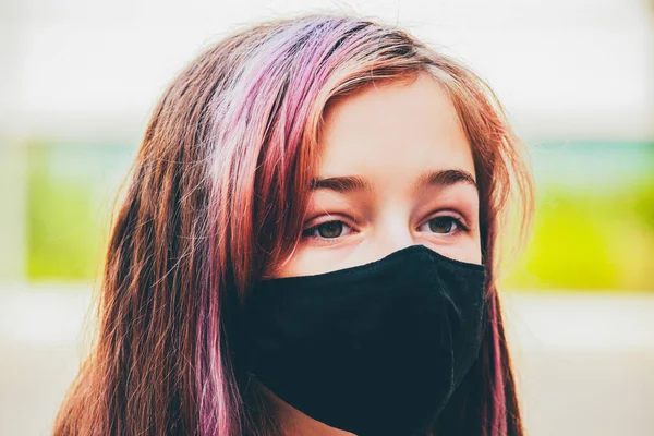 Młoda Dziewczyna Nosi Maskę Która Chroni Przed Rozprzestrzenianiem Się Koronawirusu — Zdjęcie stockowe
