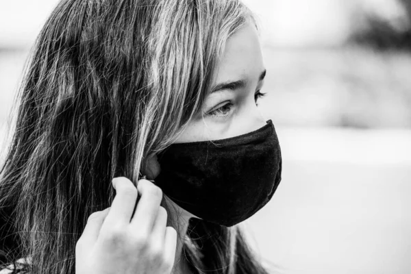 Una Giovane Ragazza Indossa Una Maschera Che Protegge Contro Diffusione — Foto Stock