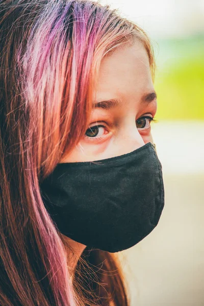 Uma Jovem Usa Uma Máscara Facial Que Protege Contra Propagação — Fotografia de Stock