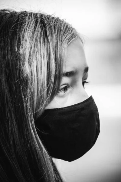 Mladá Dívka Nosí Obličejovou Masku Která Chrání Před Rozšířením Koronavirové — Stock fotografie