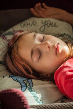 Yatakta Uyuyan Genç Kız. Yatakta Uyuyan Genç Kız. 9-10 yaşlarında bir kız uyuyor. genç