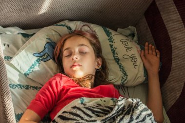 Yatakta Uyuyan Genç Kız. Yatakta Uyuyan Genç Kız. 9-10 yaşlarında bir kız uyuyor. genç