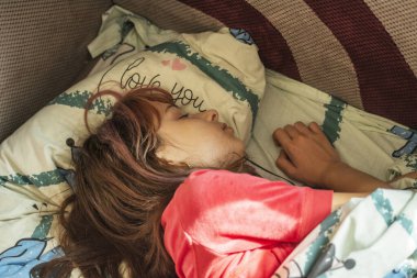 Yatakta Uyuyan Genç Kız. Yatakta Uyuyan Genç Kız. 9-10 yaşlarında bir kız uyuyor. genç