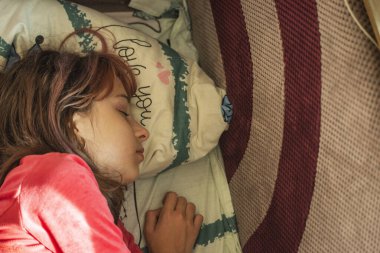 Yatakta Uyuyan Genç Kız. Yatakta Uyuyan Genç Kız. 9-10 yaşlarında bir kız uyuyor. genç