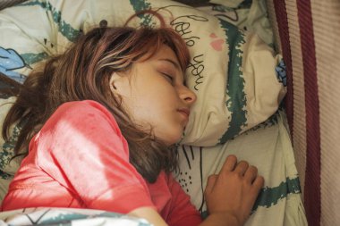 Yatakta Uyuyan Genç Kız. Yatakta Uyuyan Genç Kız. 9-10 yaşlarında bir kız uyuyor. genç