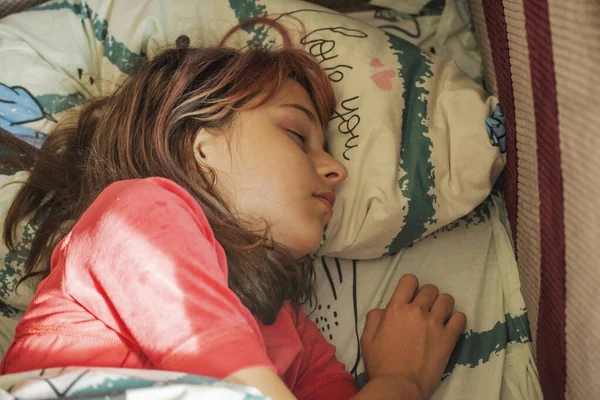 Yatakta Uyuyan Genç Kız. Yatakta Uyuyan Genç Kız. 9-10 yaşlarında bir kız uyuyor. genç