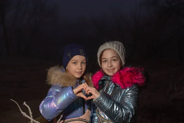 Dos Niñas Sonríen Felicidad Muestran Corazón Con Sus Manos Dos — Foto de Stock