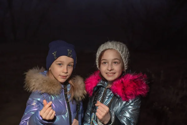 Dos Niñas Sonríen Felicidad Muestran Corazón Con Sus Manos Dos — Foto de Stock