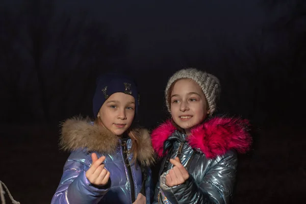 Dos Niñas Sonríen Felicidad Muestran Corazón Con Sus Manos Dos — Foto de Stock