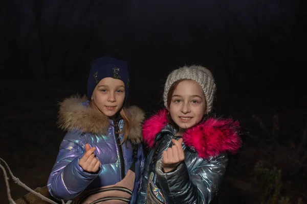 Dos Niñas Sonríen Felicidad Muestran Corazón Con Sus Manos Dos — Foto de Stock