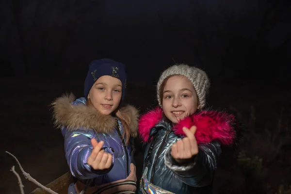 Dos Niñas Sonríen Felicidad Muestran Corazón Con Sus Manos Dos — Foto de Stock