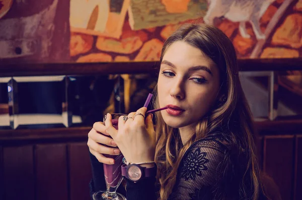 Hermosa Mujer Joven Con Batido Frutas Chica Bebiendo Batido Café — Foto de Stock