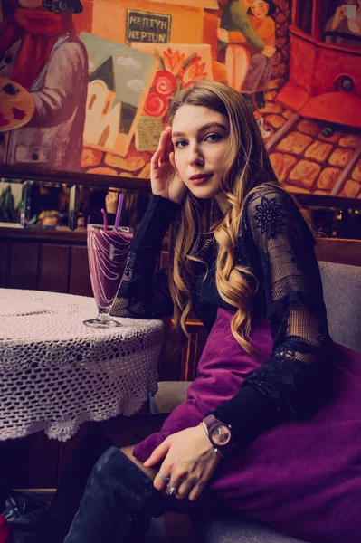 Hermosa Mujer Joven Con Batido Frutas Chica Bebiendo Batido Café — Foto de Stock