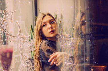 Meyveli buzlu güzel genç bayan. Kafede smoothie içen bir kız. Siyah elbiseli kız. Doğal saçlı bir kız. Kız ve kafede rahatlama, sağlıklı yiyecekler, vitaminler. Sakin kavram