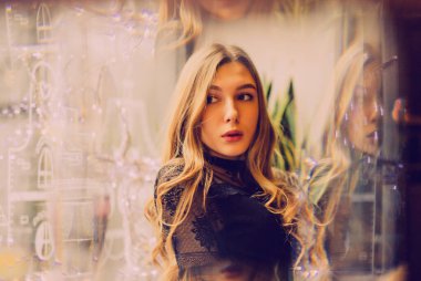 Meyveli buzlu güzel genç bayan. Kafede smoothie içen bir kız. Siyah elbiseli kız. Doğal saçlı bir kız. Kız ve kafede rahatlama, sağlıklı yiyecekler, vitaminler. Sakin kavram