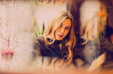 Meyveli buzlu güzel genç bayan. Kafede smoothie içen bir kız. Siyah elbiseli kız. Doğal saçlı bir kız. Kız ve kafede rahatlama, sağlıklı yiyecekler, vitaminler. Sakin kavram