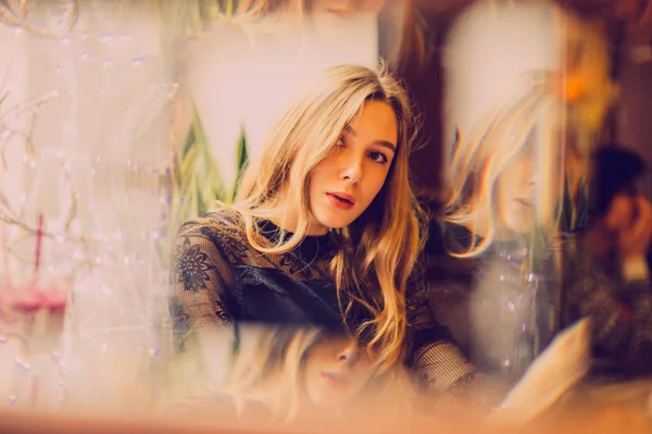 Meyveli buzlu güzel genç bayan. Kafede smoothie içen bir kız. Siyah elbiseli kız. Doğal saçlı bir kız. Kız ve kafede rahatlama, sağlıklı yiyecekler, vitaminler. Sakin kavram