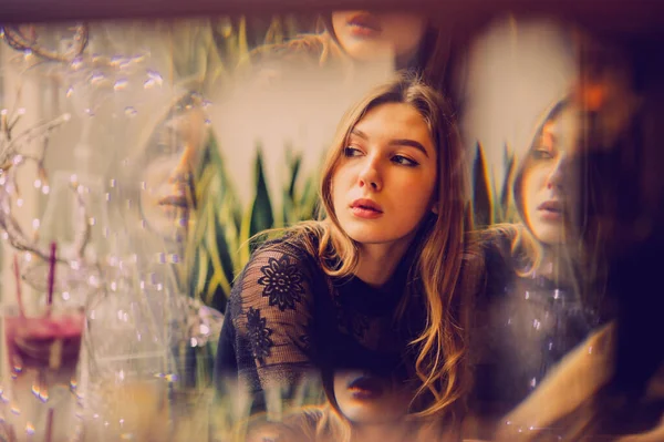 Meyveli buzlu güzel genç bayan. Kafede smoothie içen bir kız. Siyah elbiseli kız. Doğal saçlı bir kız. Kız ve kafede rahatlama, sağlıklı yiyecekler, vitaminler. Sakin kavram