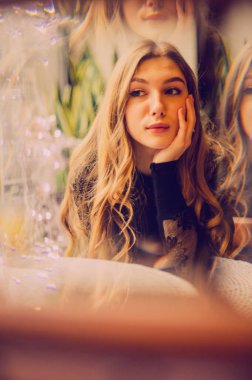 Bir kızın portresi. Lokantada tek başına siyah elbiseli zarif bir bayan. Kafedeki kız. Güzel bir kızın düşünceli ruh hali. İpek saçlı cesur bir genç kız. İnsanlar, moda, yaşam tarzı ve renk kavramı