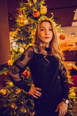 Bir kızın portresi. Lokantada tek başına siyah elbiseli zarif bir bayan. Kafedeki kız. Güzel bir kızın düşünceli ruh hali. İpek saçlı cesur bir genç kız. İnsanlar, moda, yaşam tarzı ve renk kavramı