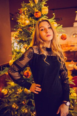 Bir kızın portresi. Lokantada tek başına siyah elbiseli zarif bir bayan. Kafedeki kız. Güzel bir kızın düşünceli ruh hali. İpek saçlı cesur bir genç kız. İnsanlar, moda, yaşam tarzı ve renk kavramı