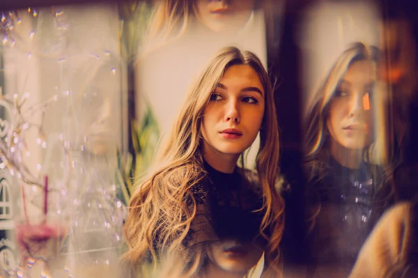 Bir kızın portresi. Lokantada tek başına siyah elbiseli zarif bir bayan. Kafedeki kız. Güzel bir kızın düşünceli ruh hali. İpek saçlı cesur bir genç kız. İnsanlar, moda, yaşam tarzı ve renk kavramı