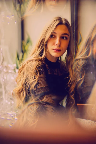 Bir kızın portresi. Lokantada tek başına siyah elbiseli zarif bir bayan. Kafedeki kız. Güzel bir kızın düşünceli ruh hali. İpek saçlı cesur bir genç kız. İnsanlar, moda, yaşam tarzı ve renk kavramı