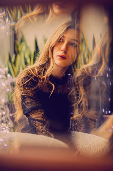 Bir kızın portresi. Lokantada tek başına siyah elbiseli zarif bir bayan. Kafedeki kız. Güzel bir kızın düşünceli ruh hali. İpek saçlı cesur bir genç kız. İnsanlar, moda, yaşam tarzı ve renk kavramı