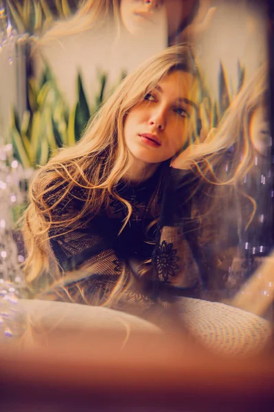 Bir kızın portresi. Lokantada tek başına siyah elbiseli zarif bir bayan. Kafedeki kız. Güzel bir kızın düşünceli ruh hali. İpek saçlı cesur bir genç kız. İnsanlar, moda, yaşam tarzı ve renk kavramı