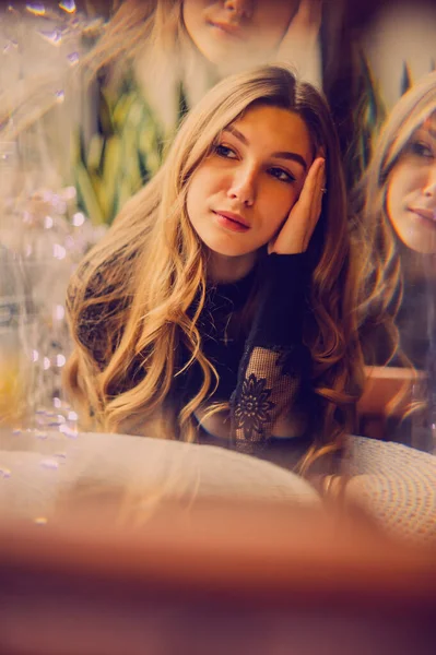 Bir kızın portresi. Lokantada tek başına siyah elbiseli zarif bir bayan. Kafedeki kız. Güzel bir kızın düşünceli ruh hali. İpek saçlı cesur bir genç kız. İnsanlar, moda, yaşam tarzı ve renk kavramı