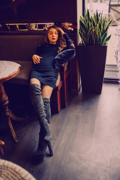 Bir kızın portresi. Lokantada tek başına siyah elbiseli zarif bir bayan. Kafedeki kız. Güzel bir kızın düşünceli ruh hali. İpek saçlı cesur bir genç kız. İnsanlar, moda, yaşam tarzı ve renk kavramı