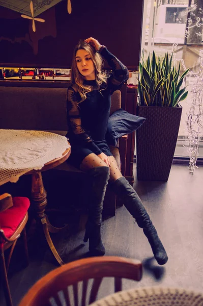 Portrait Une Fille Elégante Dame Robe Noire Dans Restaurant Seul — Photo