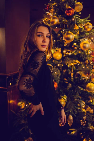 Bir kızın portresi. Lokantada tek başına siyah elbiseli zarif bir bayan. Kafedeki kız. Güzel bir kızın düşünceli ruh hali. İpek saçlı cesur bir genç kız. İnsanlar, moda, yaşam tarzı ve renk kavramı