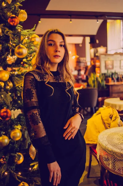 Bir kızın portresi. Lokantada tek başına siyah elbiseli zarif bir bayan. Kafedeki kız. Güzel bir kızın düşünceli ruh hali. İpek saçlı cesur bir genç kız. İnsanlar, moda, yaşam tarzı ve renk kavramı