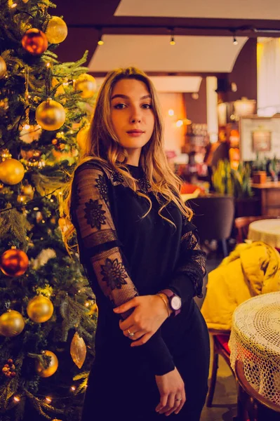 Bir kızın portresi. Lokantada tek başına siyah elbiseli zarif bir bayan. Kafedeki kız. Güzel bir kızın düşünceli ruh hali. İpek saçlı cesur bir genç kız. İnsanlar, moda, yaşam tarzı ve renk kavramı