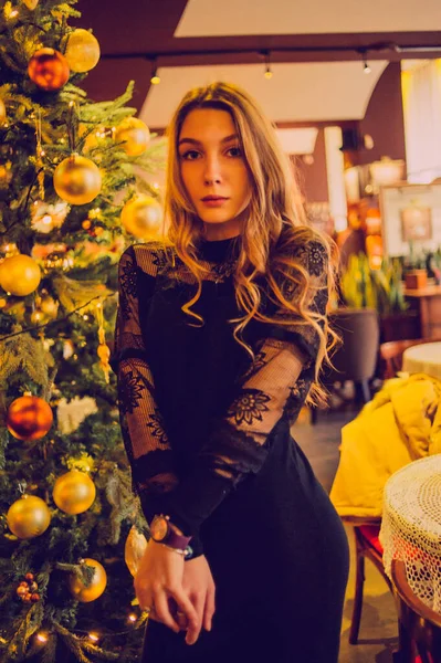 Bir kızın portresi. Lokantada tek başına siyah elbiseli zarif bir bayan. Kafedeki kız. Güzel bir kızın düşünceli ruh hali. İpek saçlı cesur bir genç kız. İnsanlar, moda, yaşam tarzı ve renk kavramı