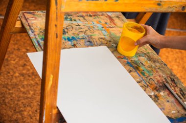 Sanat okulundaki derslerden bir dizi fotoğraf. Sanat okulu, çizim dersleri, yaratıcılık.