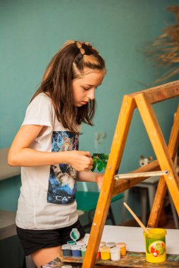 Sanat okulundaki derslerden bir dizi fotoğraf. Sanat okulu, çizim dersleri, yaratıcılık.