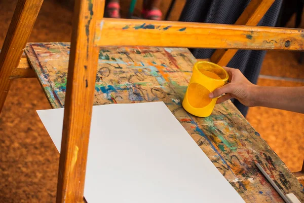 Sanat okulundaki derslerden bir dizi fotoğraf. Sanat okulu, çizim dersleri, yaratıcılık.