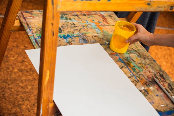 Sanat okulundaki derslerden bir dizi fotoğraf. Sanat okulu, çizim dersleri, yaratıcılık.