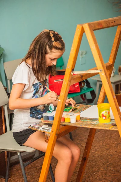 Sanat okulundaki derslerden bir dizi fotoğraf. Sanat okulu, çizim dersleri, yaratıcılık.